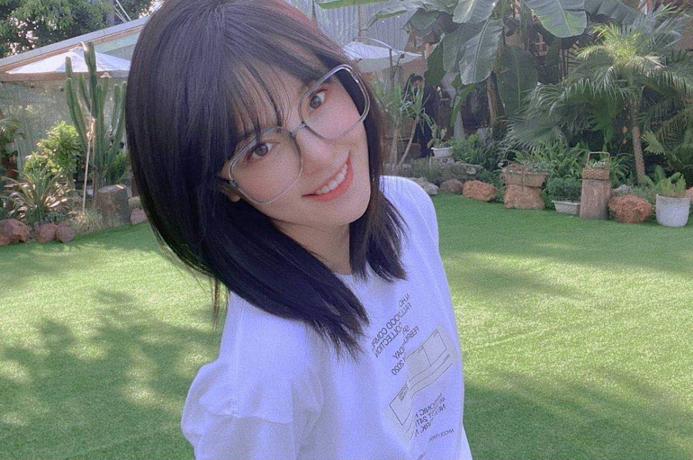 王思聪与绯闻女友不避嫌，女方被逗得满脸红晕，亲密举动多次被拍（组图） - 7