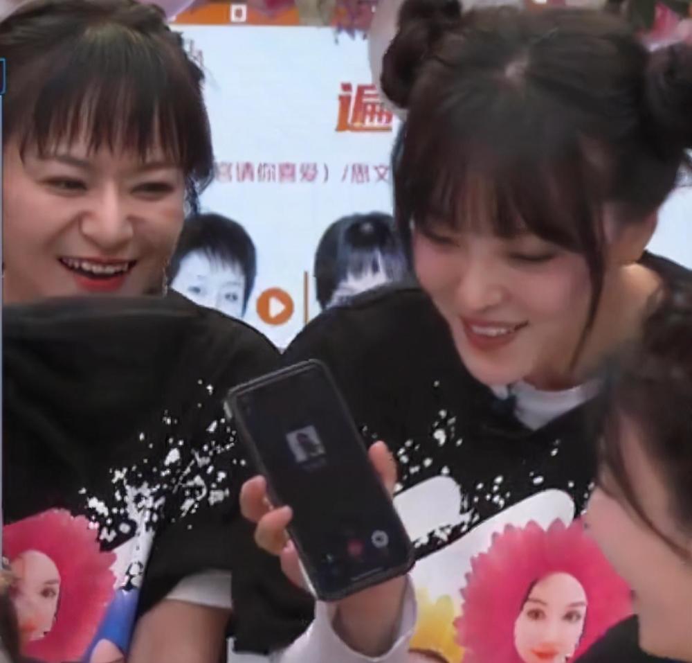 王思聪与绯闻女友不避嫌，女方被逗得满脸红晕，亲密举动多次被拍（组图） - 5