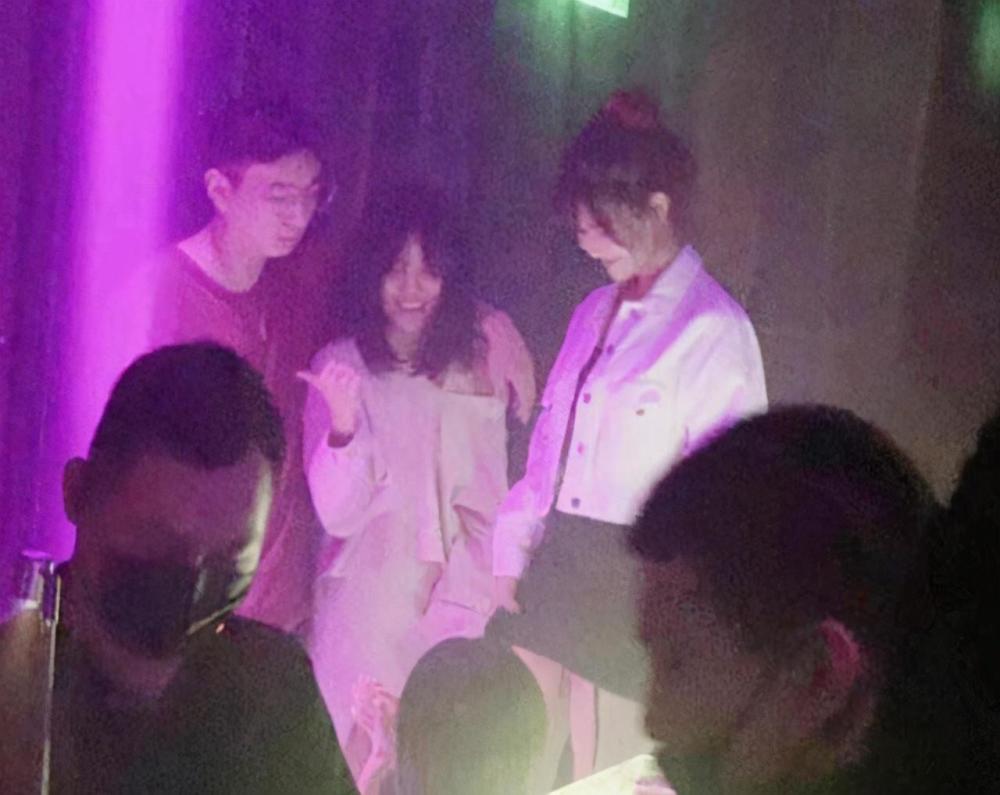 王思聪与绯闻女友不避嫌，女方被逗得满脸红晕，亲密举动多次被拍（组图） - 11