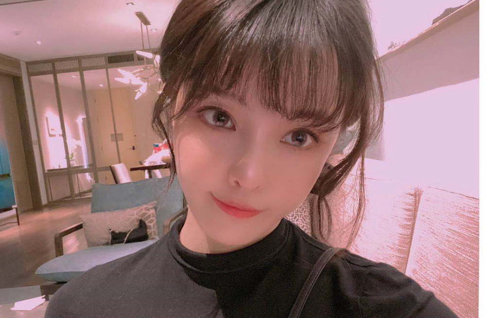 王思聪与绯闻女友不避嫌，女方被逗得满脸红晕，亲密举动多次被拍（组图） - 2