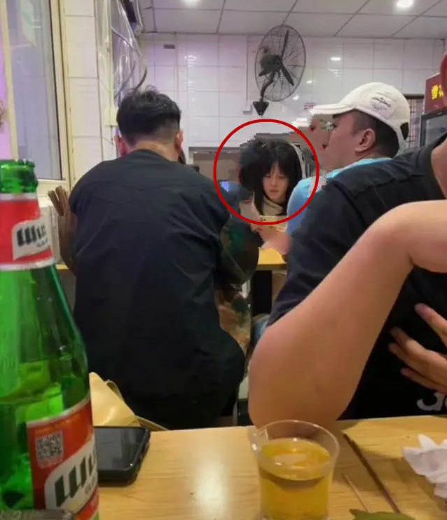 王思聪与绯闻女友不避嫌，女方被逗得满脸红晕，亲密举动多次被拍（组图） - 12