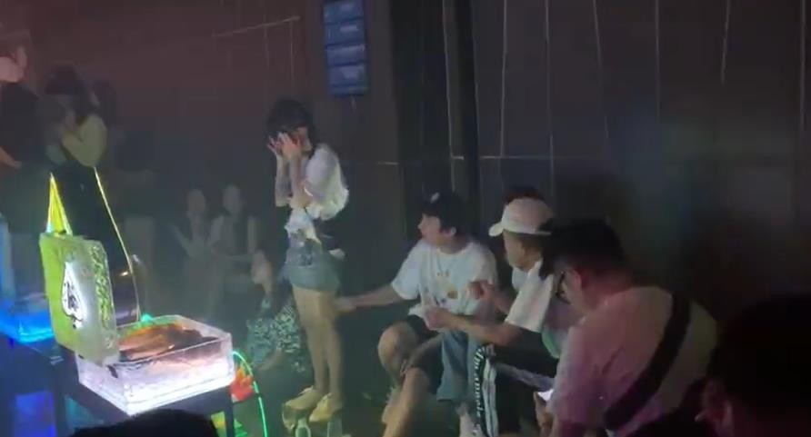 王思聪与绯闻女友不避嫌，女方被逗得满脸红晕，亲密举动多次被拍（组图） - 10