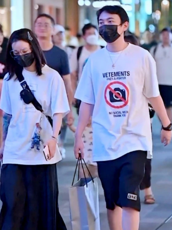 王思聪与绯闻女友不避嫌，女方被逗得满脸红晕，亲密举动多次被拍（组图） - 8