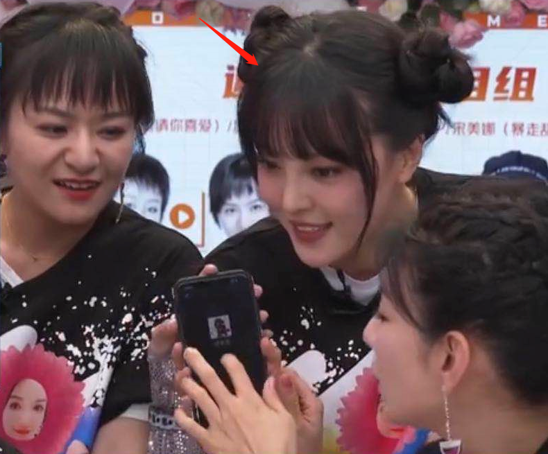 王思聪与绯闻女友不避嫌，女方被逗得满脸红晕，亲密举动多次被拍（组图） - 1