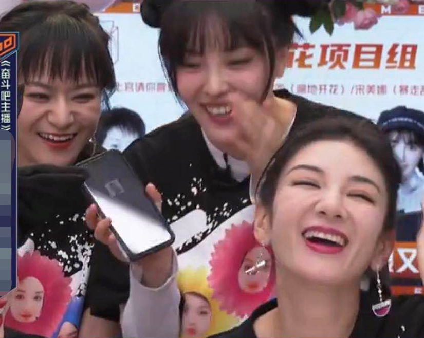 王思聪与绯闻女友不避嫌，女方被逗得满脸红晕，亲密举动多次被拍（组图） - 6