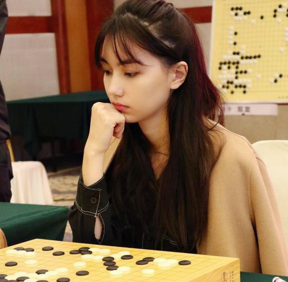 黑嘉嘉棋坛第一美女？邻家小姐姐 美貌与智慧并存_腾讯新闻