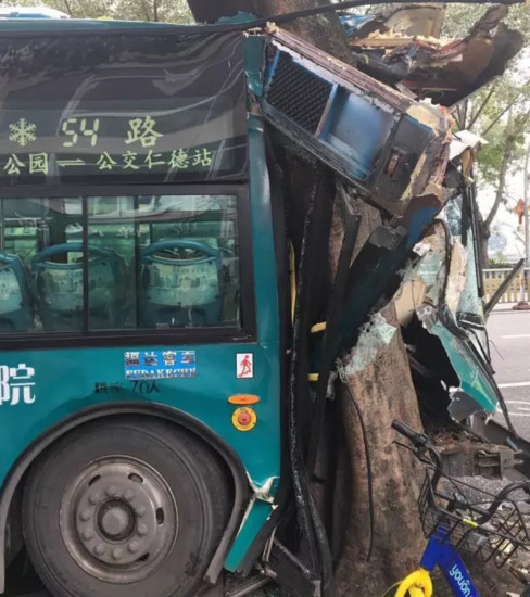 突发!公交车撞树 多名乘客受伤
