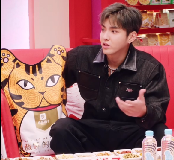 吴亦凡良品铺子潮流狂欢夜抖音独播直播带货还能这么玩