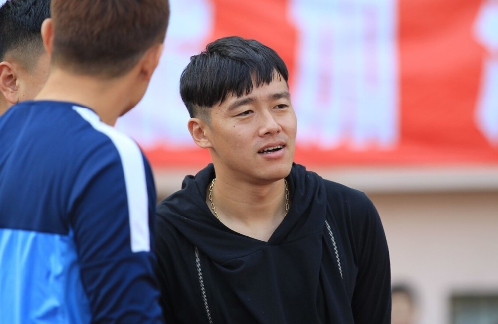 现在鲁能两大右后卫张弛和王彤,客观的说速度和爆发力不比巅峰期的