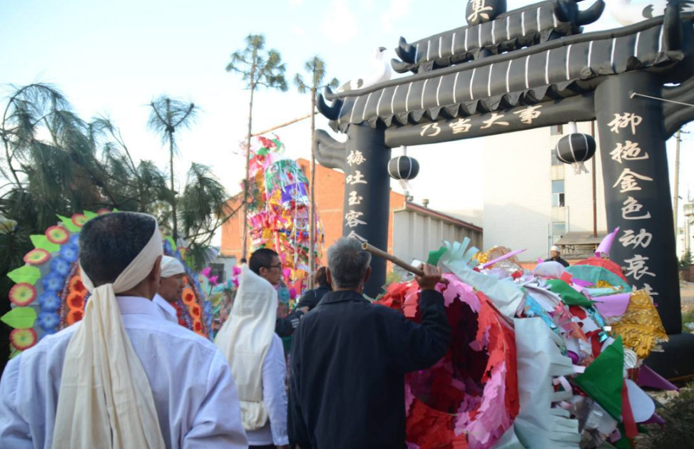 贵州贵阳:大妈殡仪馆门口跳广场舞,主人家到底咋想的?