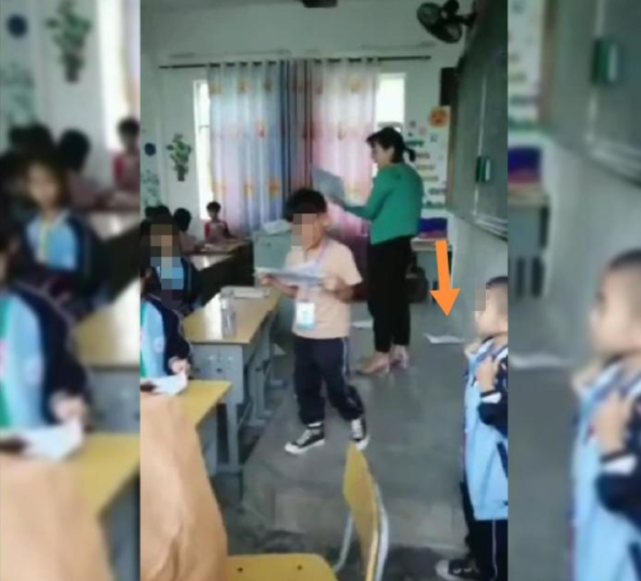 师德何在 女教师把试卷扔在地上 小学生只能弯腰捡起来 小学生 女老师