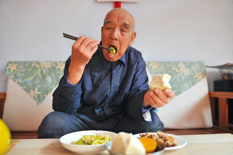 百岁老人谈养生|济南百岁老头爱赶集,背回一袋地瓜家人吃好几天_腾讯