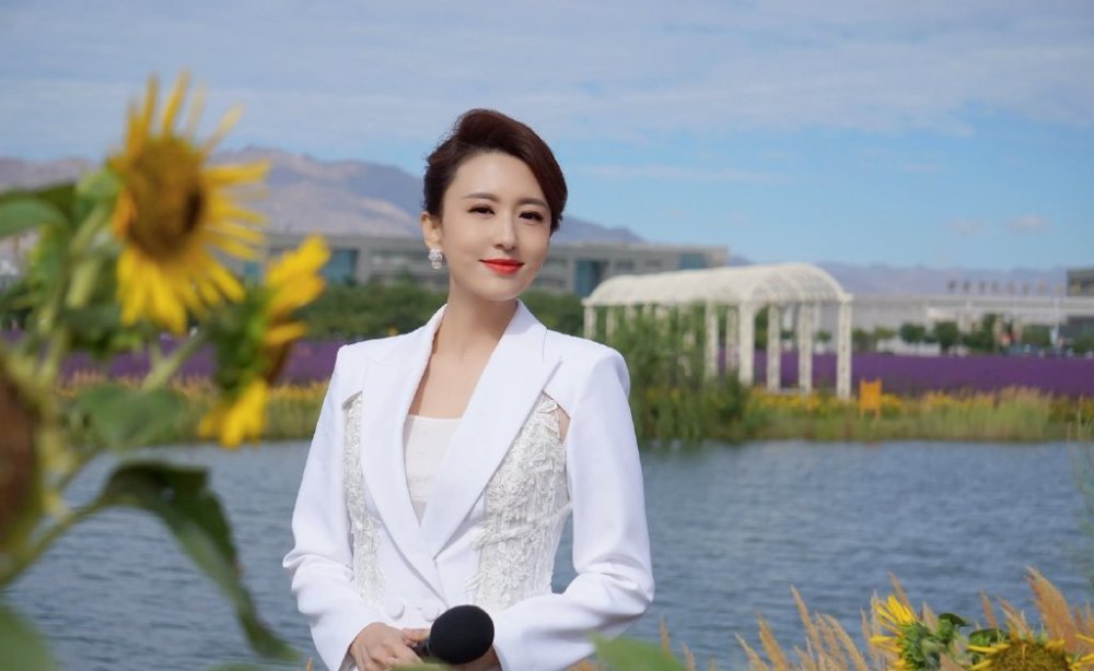 张蕾真是气质实力派穿裸粉色衬衫配白裤子扎起头发更迷人