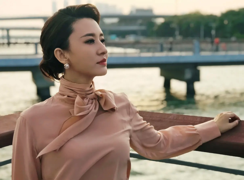 张蕾真是气质实力派穿裸粉色衬衫配白裤子扎起头发更迷人