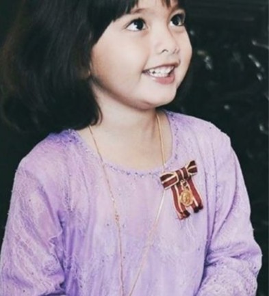 萌出天际的马来西亚9岁公主,一副"厌世脸",高冷到不理睬英国王子