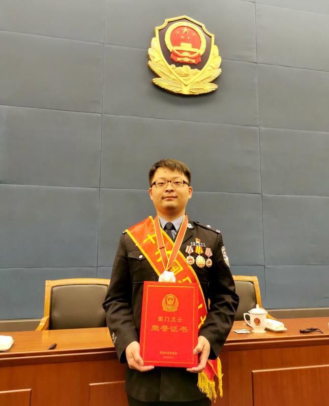 呆萌理工男入警12年变身边境口岸猎手全国十大国门卫士有一个来自上海