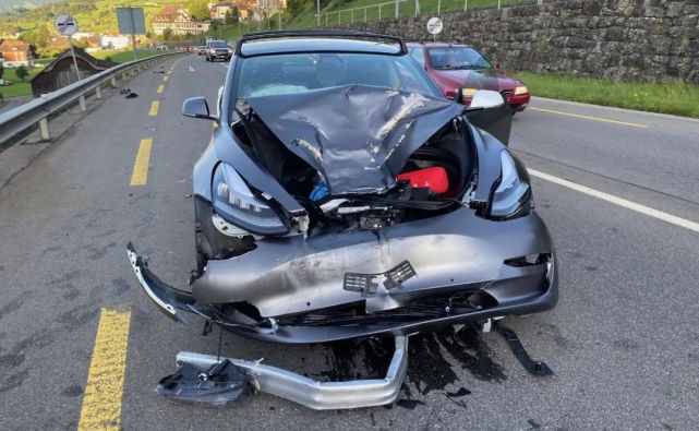 惊魂一刻特斯拉model3正碰卡车轮胎车主毫发无伤