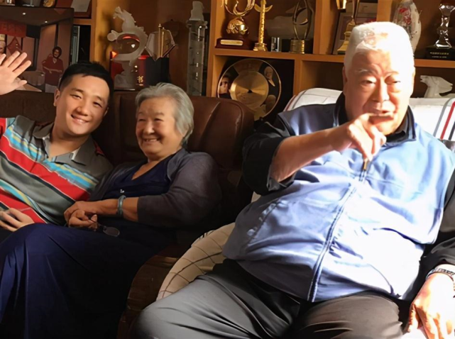 于洋老师和妻子杨静对着镜头露出慈祥的微笑.10月26日,某主持人在