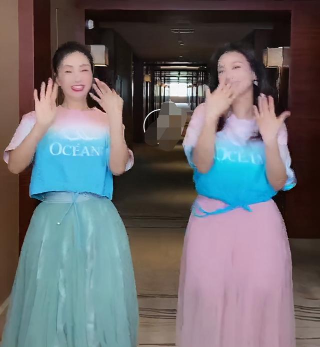 张庭|张庭陶虹大秀闺蜜情！穿同款上衣热舞似少女，后者刚获赠一层楼