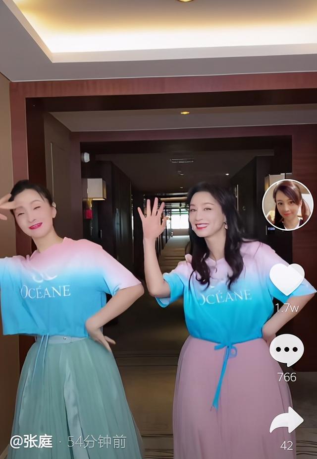 张庭|张庭陶虹大秀闺蜜情！穿同款上衣热舞似少女，后者刚获赠一层楼
