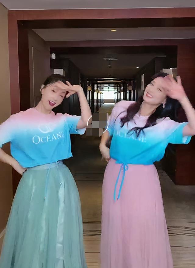 张庭|张庭陶虹大秀闺蜜情！穿同款上衣热舞似少女，后者刚获赠一层楼