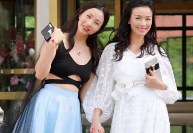 张庭|张庭陶虹大秀闺蜜情！穿同款上衣热舞似少女，后者刚获赠一层楼