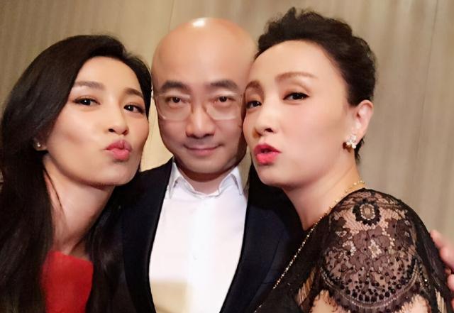 张庭|张庭陶虹大秀闺蜜情！穿同款上衣热舞似少女，后者刚获赠一层楼