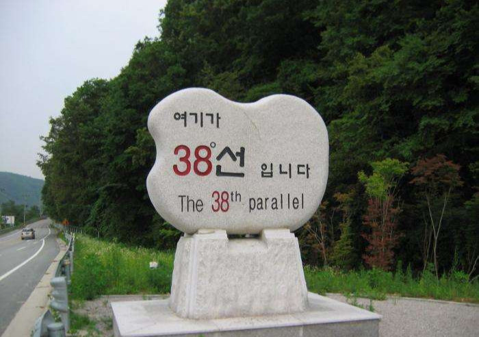 三八线本来只是北纬38°的一条纬度线,而这条纬度线正好横穿了朝鲜