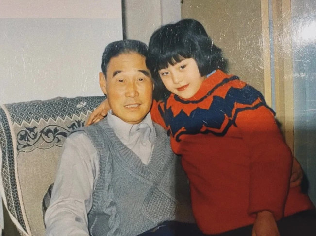 范丞丞|不满金星批评范丞丞？范冰冰好友发文力挺范氏姐弟：看新闻挺来气