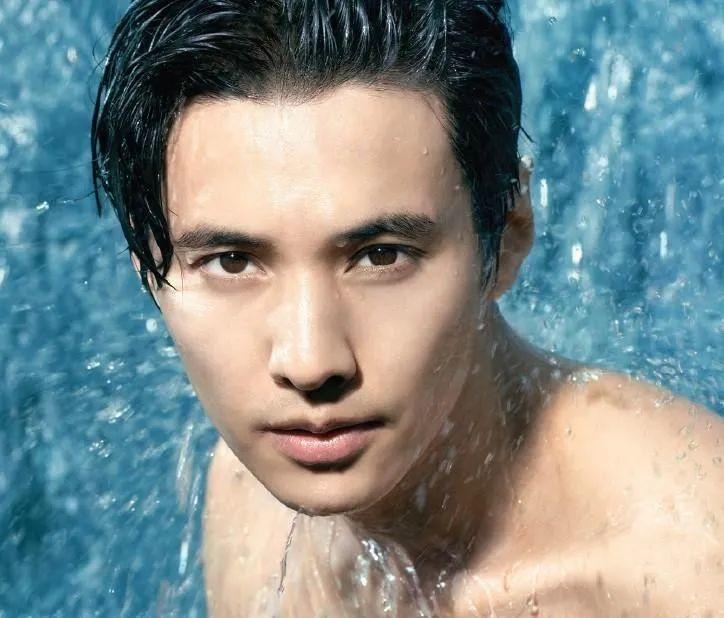 2000年凭借电视剧《蓝色生死恋》痴情又多金的男二韩泰锡红遍亚洲.