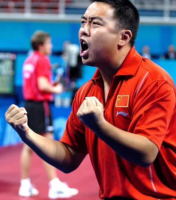 刘国梁闲时教女儿打球!