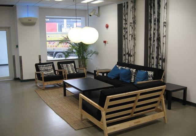 自流平这种装修材料不仅施工程序简单,且视觉上效果非常美观大方,越来