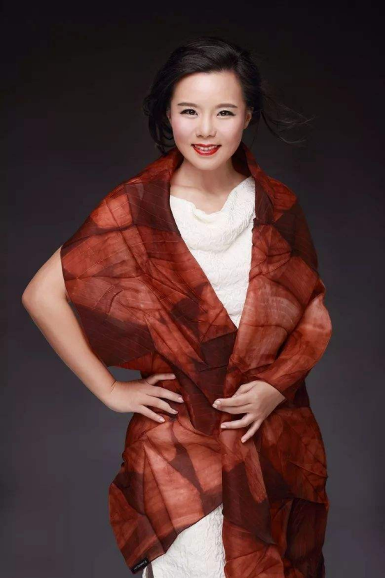 龚琳娜一身红装走机场甩头的时候很飘逸这样的造型真适合她