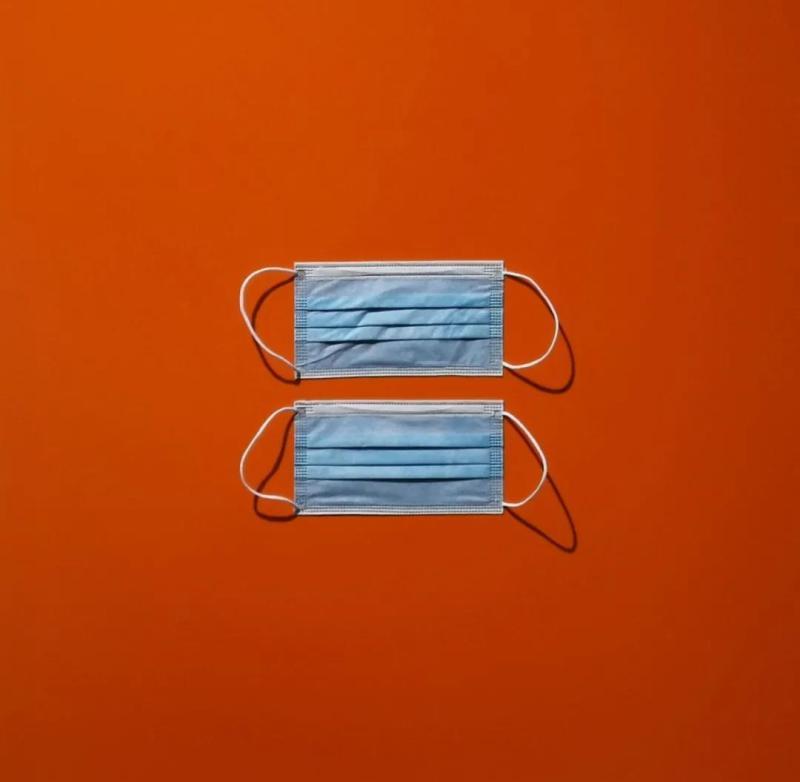 艺术作品|把口罩贴上画布，算不算够格展出的艺术品？