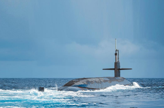10月20日,美国海军俄亥俄级核潜舰"亨利 杰克逊"号(ssbn 730)在夏威夷