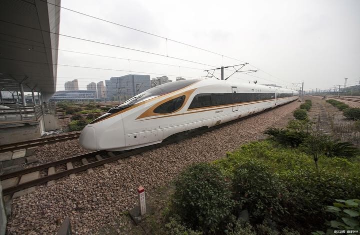 十年间,国内大部分新型高速动车组车型都在沪杭高铁上"一展身手",包含