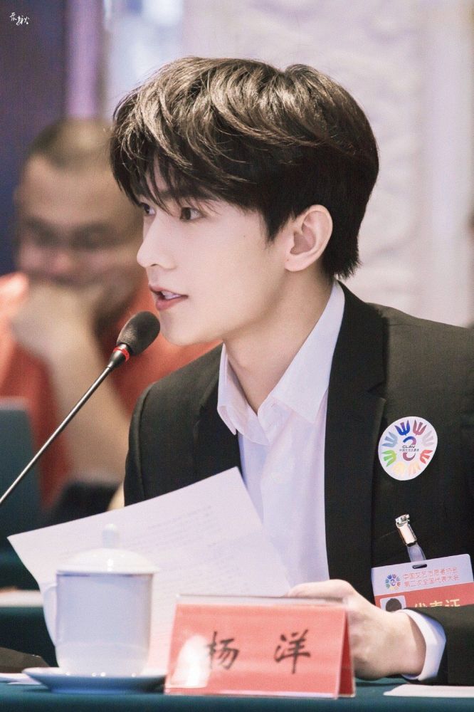 杨洋的照片不管看多少遍 还是有心动的感觉_腾讯新闻