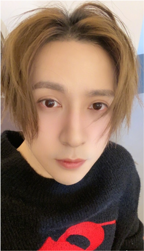 薛之谦或出新作?化作人生导师发随笔,配图个性引粉丝猜疑