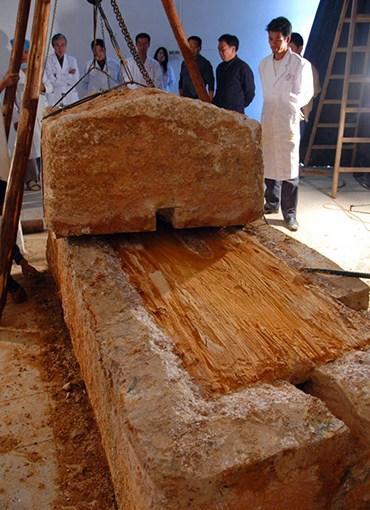 棺材|涨知识！棺材为何要放在土做的壳里，专家的解释让我们竖起大拇指