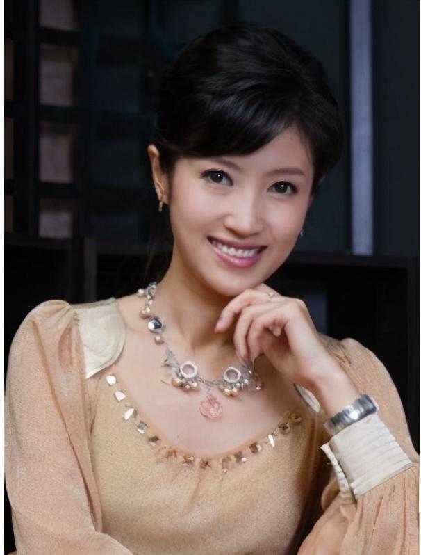 北京卫视一姐春妮,二婚嫁央视国脸,丁克多年生下儿子"刚好"