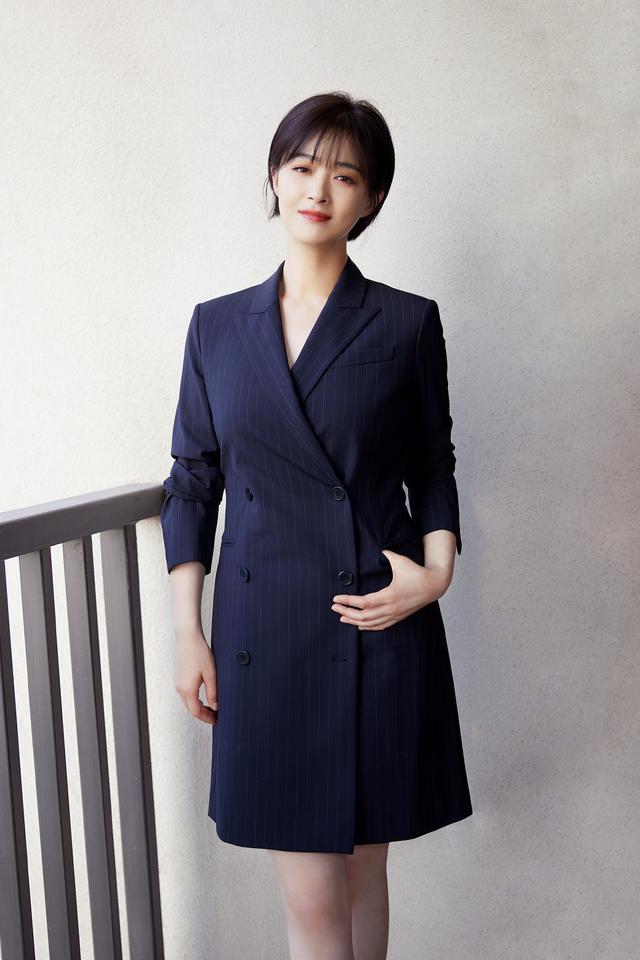 蒋欣不愧是微胖界"大姐大",虽然颜好皮肤白,但骨架大真显魁梧