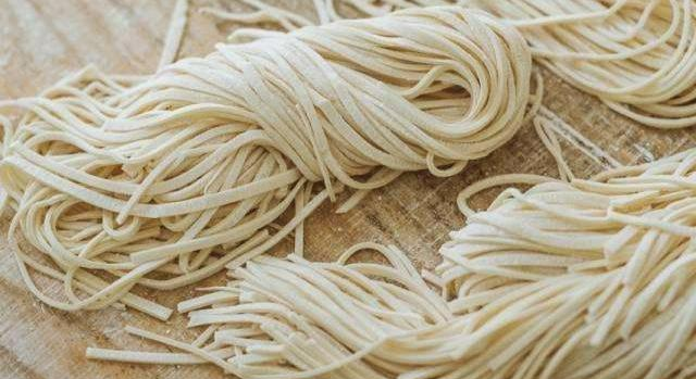 为什么市场上的湿面条不会粘在一起?是加了什么添加剂吗?你懂吗