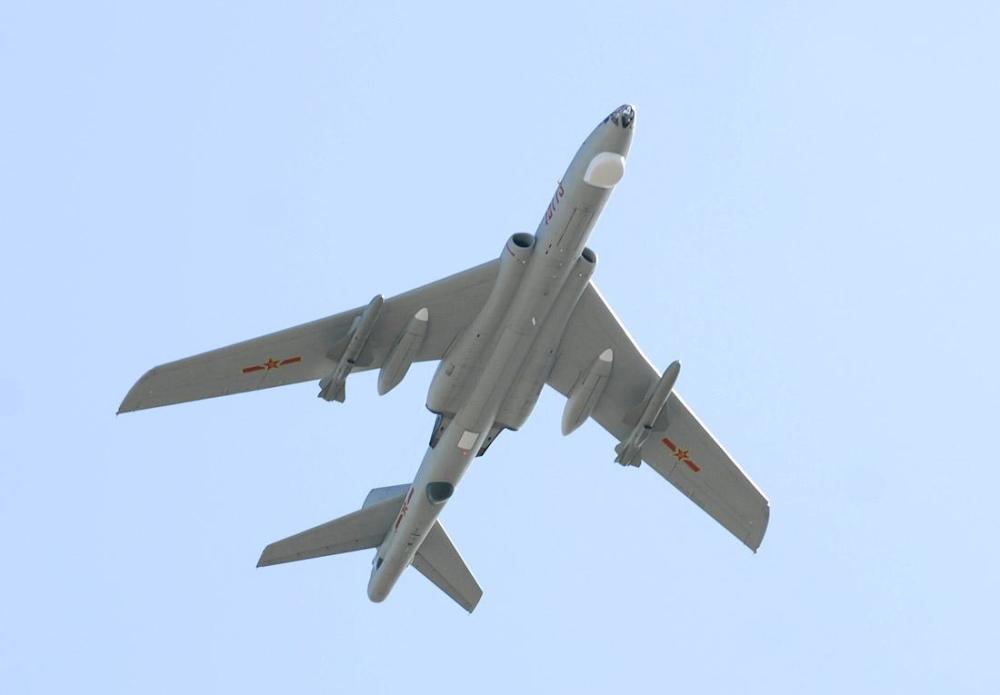 轰-6n挂神秘导弹被揭露,很可能是高超音速空射导弹,美军:我怕