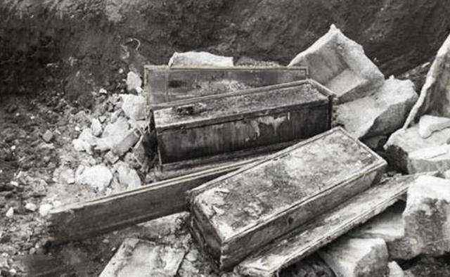 1958年李鸿章尸骨被挖出并挂在拖拉机上游街示众最终遗骸散尽