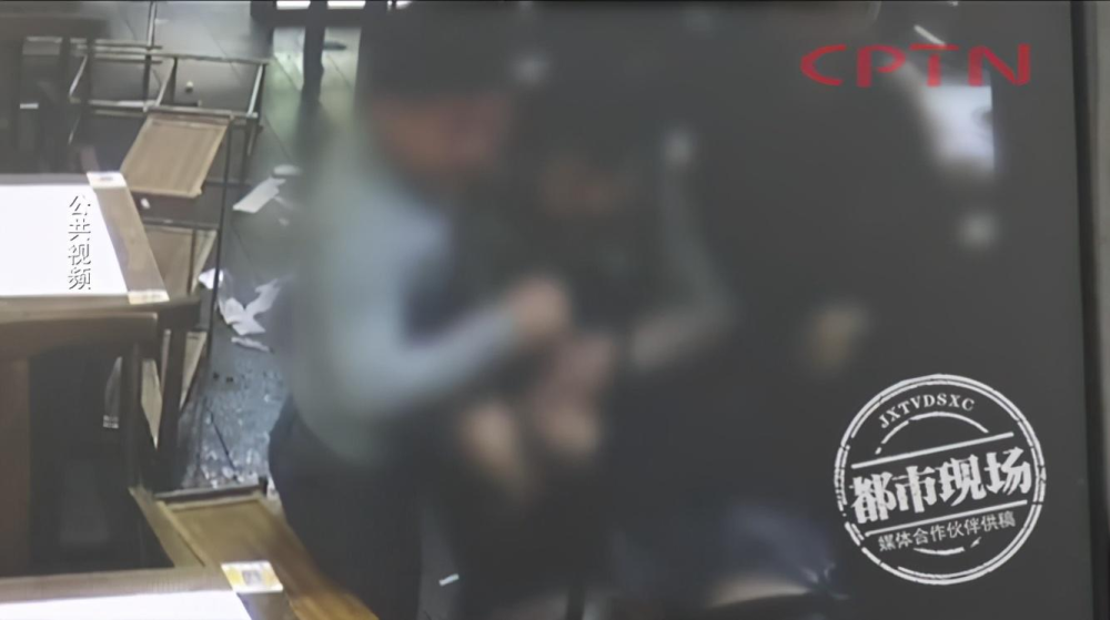 北京|“我觉得特不公平！”火锅店里两桌顾客互殴，男子拉架却被拘？