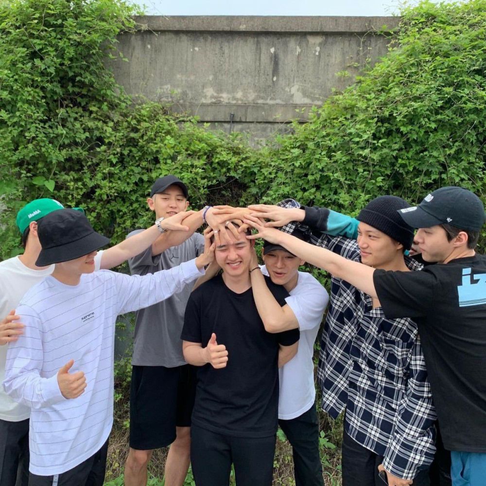 exo金钟大入伍队友送行晒摸头照服役队长意外出现团魂炸裂粉丝泪目