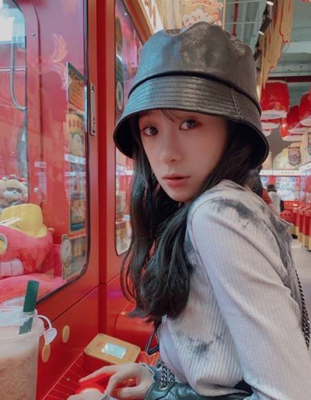 街头艺人小阿七首场live开唱歌声深情动人长发造型温柔可人