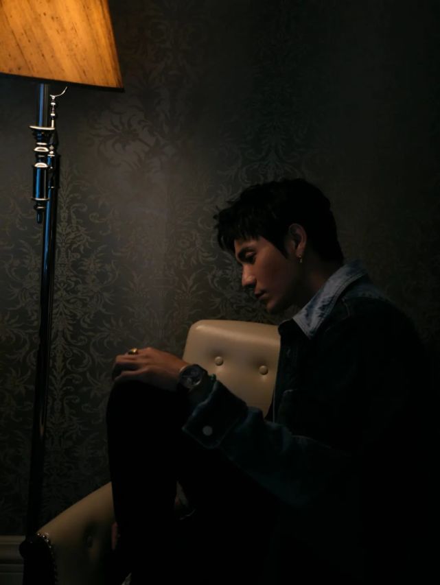 陈坤酷感亮相博朗x李佳琦直播间暗夜流光留下秋天的最后一抹蓝