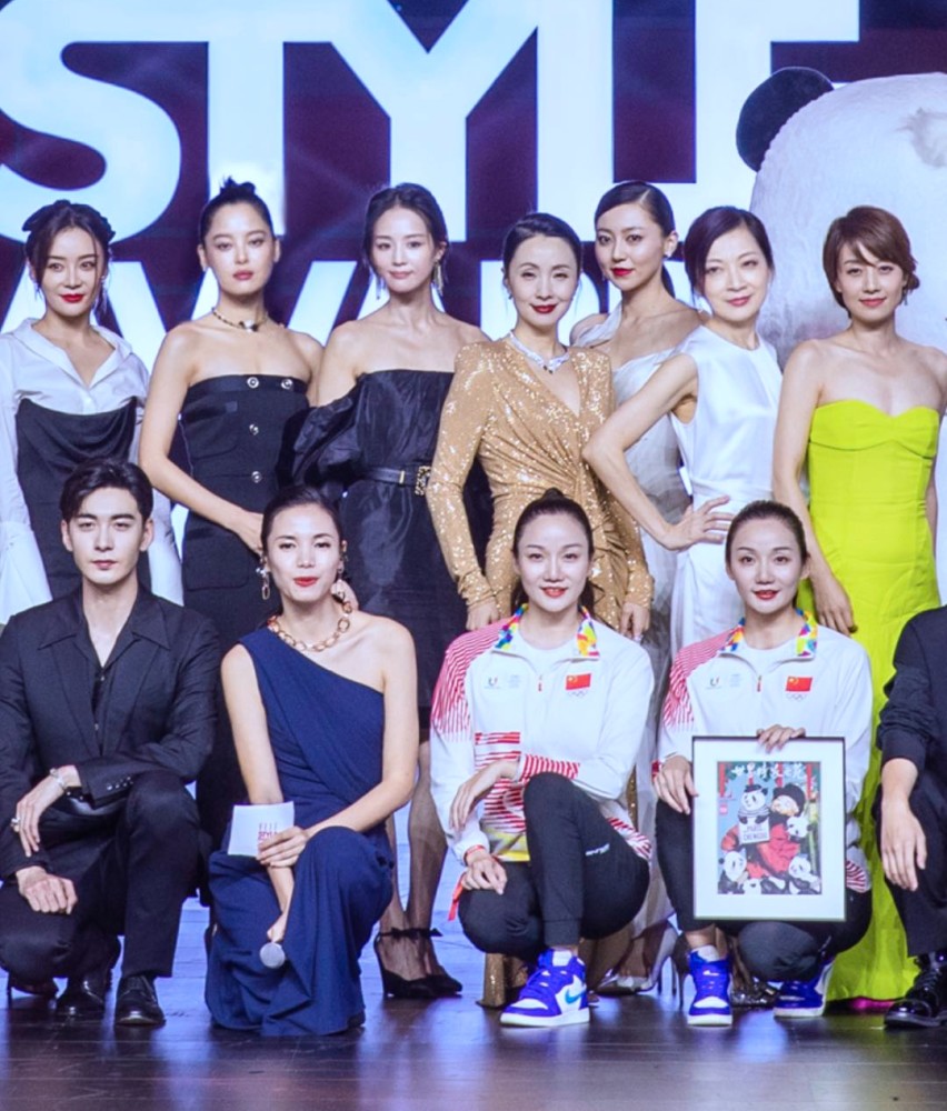 30多位明星大合影杨幂马伊琍咖位高细节能看出艺人交际能力