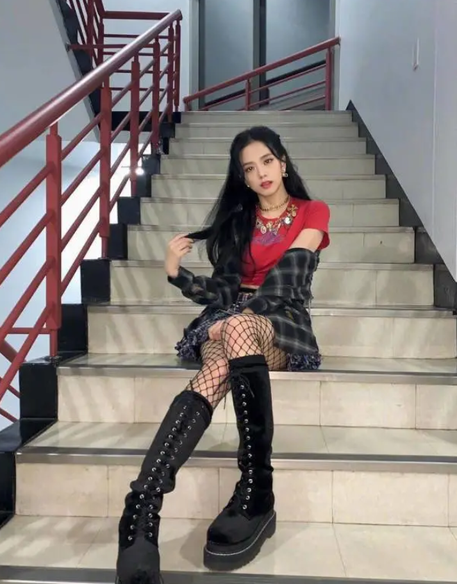 金智秀终于正视自己的身材大胆挑战渔网袜配上骑士靴后绝了